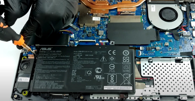 تعمیر باتری لپ‌تاپ؛ واقعیت یا فریب؟ چرا این کار به‌صرفه نیست؟